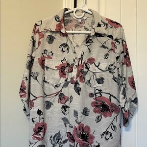 Chic Floral Blouse in Red and Black